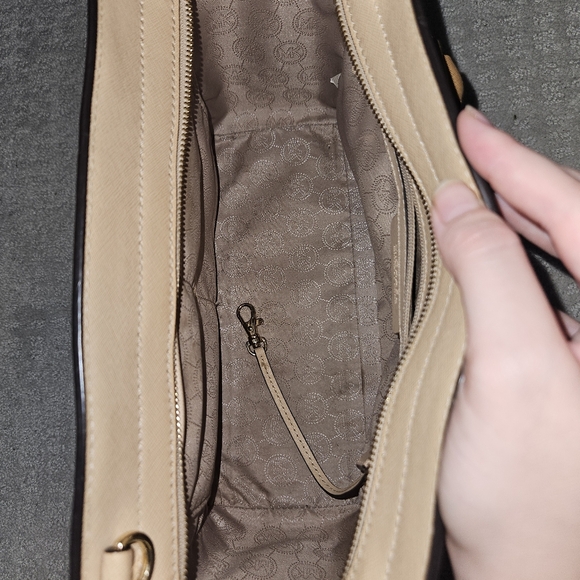 Michael Kors Purse Selma Purse Beige / Cream - Picture 12 of 16